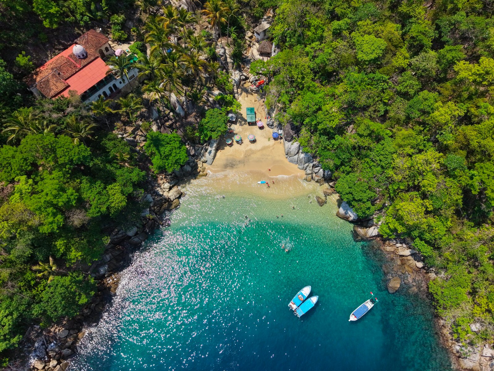Small turquoise jungle cove at Colomitos