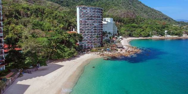 Blue-green water and fine sand at Las Gemelas Beach